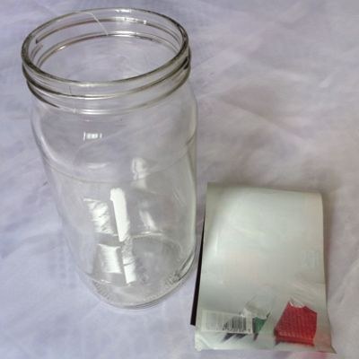 ¿Cómo despegar las etiquetas pegadas de los frascos de vidrio?